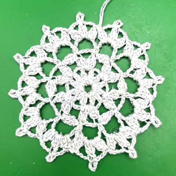 Lot of 5 VTG Handmade Crochet Snowflake Ornaments 1980s Metallic Holiday Décor - Picture 7 of 7